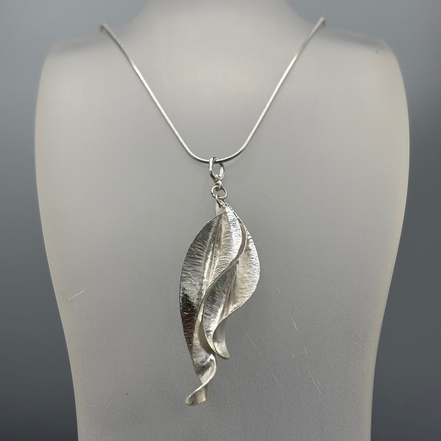 Victoria Sackwild – 48/60mm fine silver Willow Leaf cluster pendant